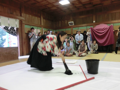 女性書道家:実演