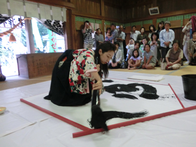 女性書道家:実演