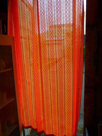 昭和レトロポップなオレンジ色のアコーディオンカーテン