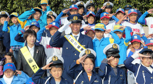 山井、愛知県警名東署で一日署長 山井、愛知県警名東署で一日署長