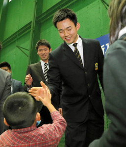 落合GM、食事会で新人にエール 落合GM、食事会で新人にエール
