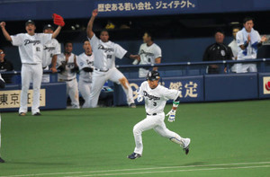 周平決勝打 気合満点!!高め速球しばいた 周平決勝打 気合満点!!高め速球しばいた
