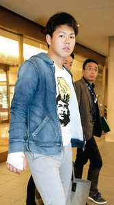 周平、右手付け根「有鉤骨」を骨折 周平、右手付け根「有鉤骨」を骨折