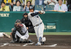 ビシ、バット折って先制打 ビシ、バット折って先制打