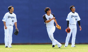 遠藤、志願の外野ノック 遠藤、志願の外野ノック