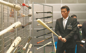 荒木、2000安打へ 荒木、2000安打へ