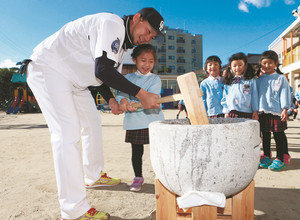 田島、リーダー宣言 幼稚園で餅つき交流 田島、リーダー宣言 幼稚園で餅つき交流