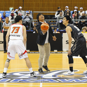 平田、Bリーグ始球式&初観戦で大興奮 平田、Bリーグ始球式&初観戦で大興奮