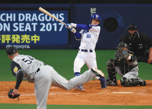 京田、開幕デモ打 走守でも魅せた 京田、開幕デモ打 走守でも魅せた