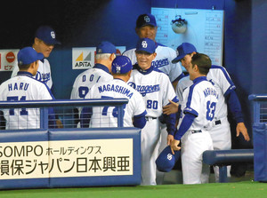中日-DeNA 連敗を止めて笑顔を見せる森監督(中)ら首脳陣=ナゴヤドームで(篠原麻希撮影) 中日-DeNA 連敗を止めて笑顔を見せる森監督(中)ら首脳陣=ナゴヤドームで(篠原麻希撮影)
