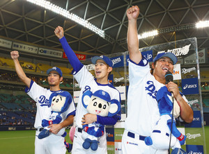 中日-DeNA 試合後のお立ち台でスタンドのファンと「ドラゴンズ!愛!!」と叫ぶ(手前から)平田、京田、又吉=ナゴヤドームで(いずれも布藤哲矢撮影) 中日-DeNA 試合後のお立ち台でスタンドのファンと「ドラゴンズ!愛!!」と叫ぶ(手前から)平田、京田、又吉=ナゴヤドームで(いずれも布藤哲矢撮影)