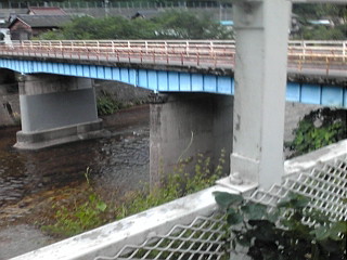 あ~あ~♪川の流れのよぉ~~にい~♪