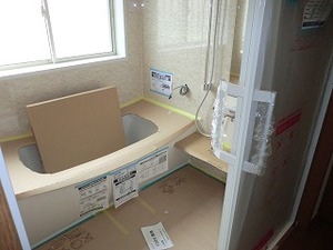 大工さんが煙の中で作業 大工さんが煙の中で作業