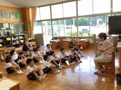 地域の方による読み聞かせ 地域の方による読み聞かせ