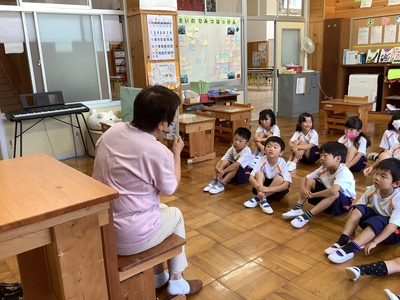 地域の方による読み聞かせ 地域の方による読み聞かせ
