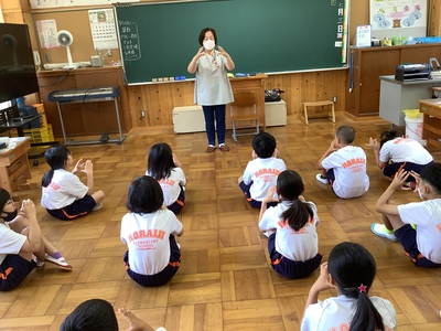 地域の方による読み聞かせ 地域の方による読み聞かせ
