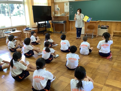 地域の方による読み聞かせ 地域の方による読み聞かせ