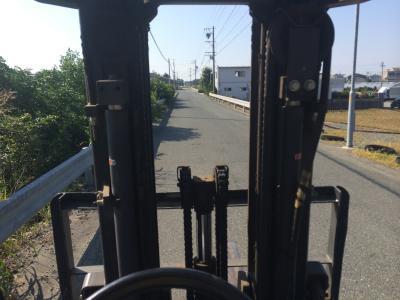 フォークリフトで資材置場まで移動！