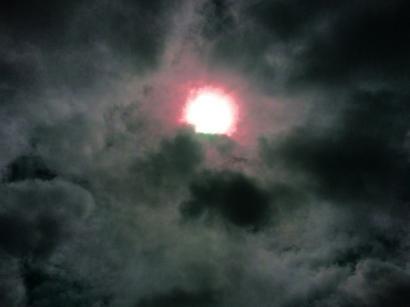 太陽が覗く