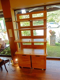 長坂養蜂場様の什器を完納。