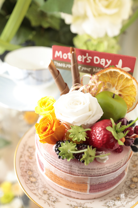 母の日ギフトのプリザーブドフラワーケーキを飾ってます 母の日ギフトのプリザーブドフラワーケーキを飾ってます