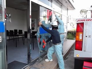 台風被害で割れたガラスの入れ替え、復旧工事！
