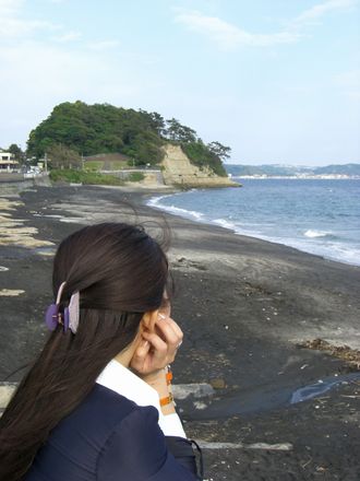 湘南の海岸でたそがれる