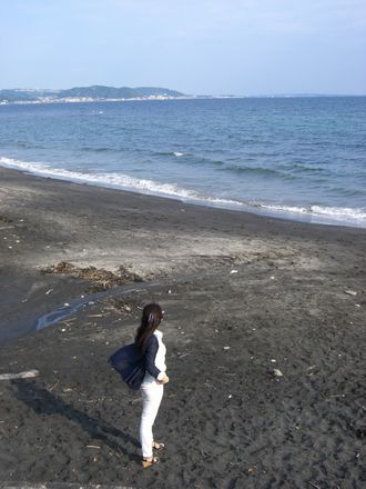 湘南の海岸でたそがれる