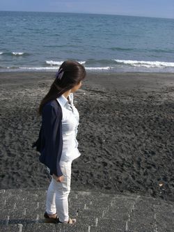湘南の海岸でたそがれる