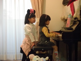 ♪姉妹でピアノのレッスン中♪