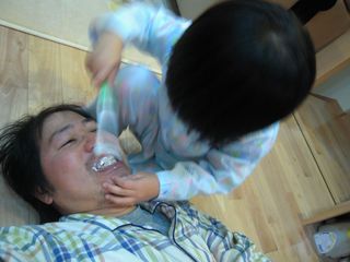 “まる子、お父さんの歯を磨く” の巻♪