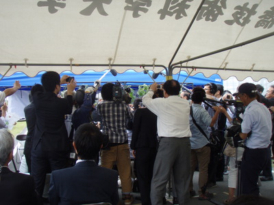 取材陣殺到