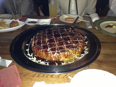 巨大なお好み焼き