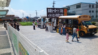 キッチンカーが出店中！！