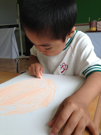 5月　ゆめの子幼稚園　おかおをかく