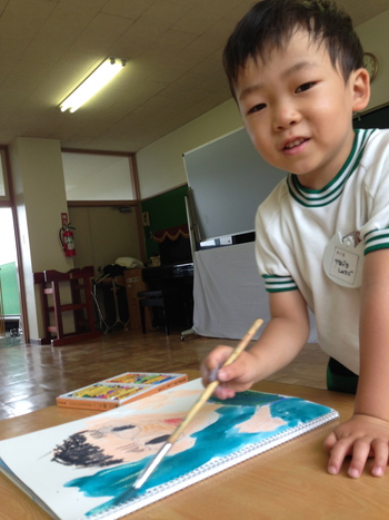 5月　ゆめの子幼稚園　おかおをかく