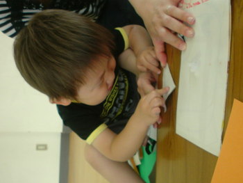 7月　［２・３歳専門講座］びりびり貼り絵
