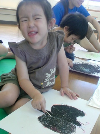 ７月　［２・３歳専門講座］真っ黒くろなキレイな絵！