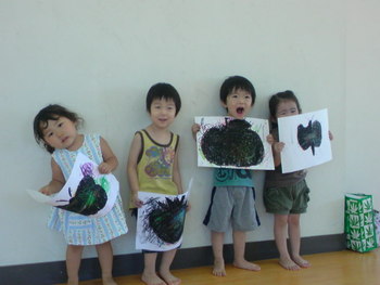 ７月　［２・３歳専門講座］真っ黒くろなキレイな絵！
