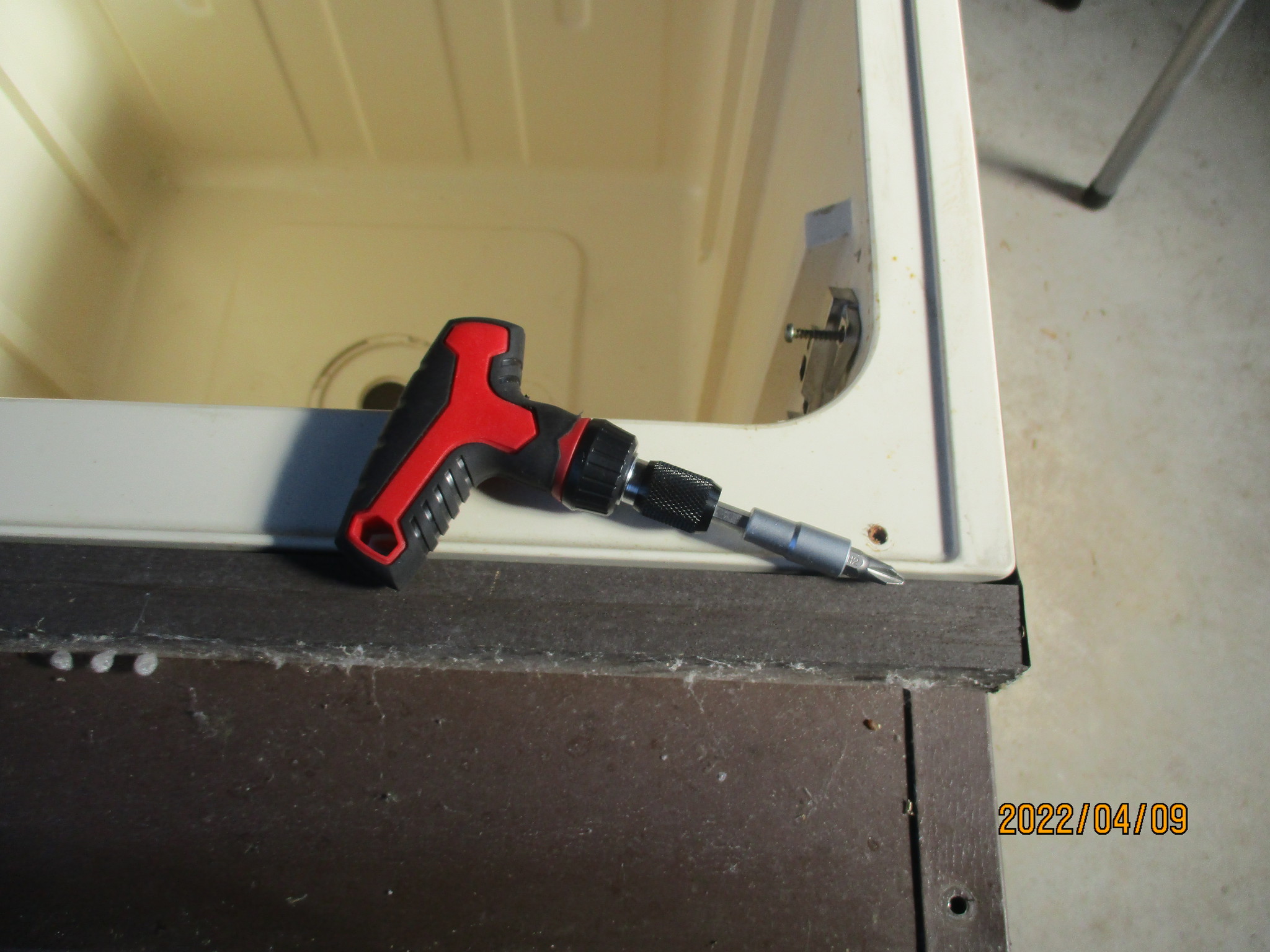 家具解体作業　ラチェットドライバー