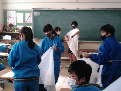 鳳来中学校 包帯と三角巾の使い方実習