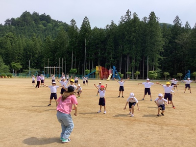 全校でダンス練習