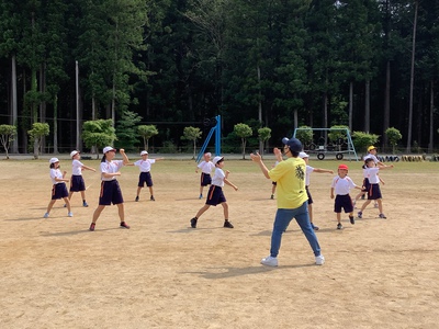 全校でダンス練習