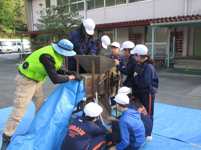 足踏み脱穀機に挑戦