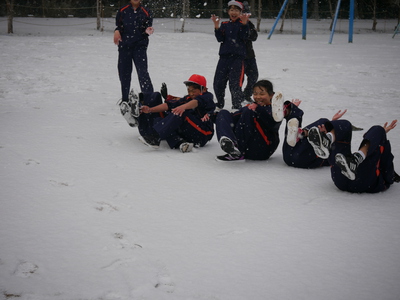 雪遊びをしました