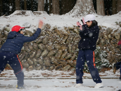 雪遊びをしました