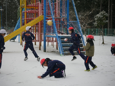 雪遊びをしました
