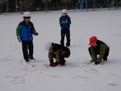 雪遊びをしました