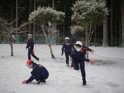 雪遊びをしました