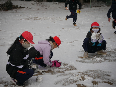 雪遊びをしました